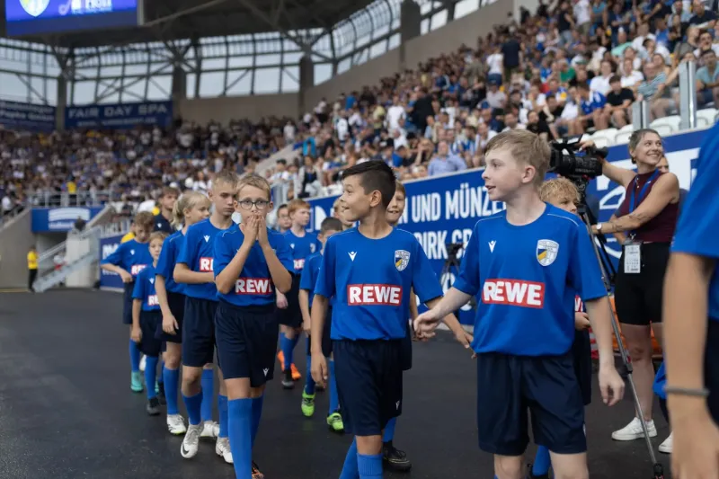 LSV-Nachwuchsspieler begleiten Nationalspieler und FCC-Stars auf den Rasen